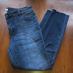 So cute - raw hem cropped skinny jean